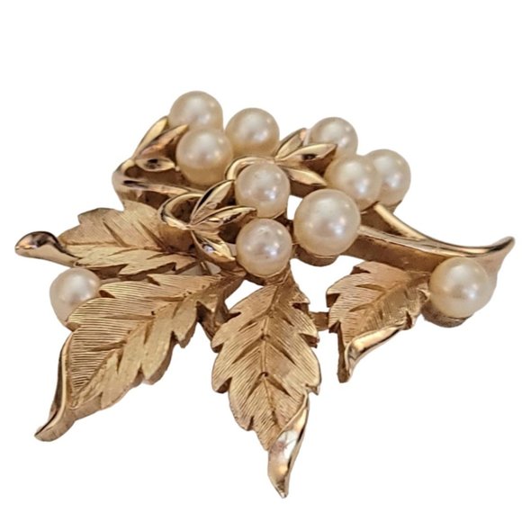 Trifari Crown Over T Gold Tone Faux Pearl Fruit And Leaf Brooch Pin, Signed K698 - Picture 4 of 8